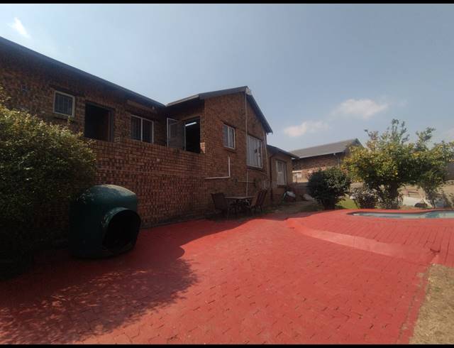 5 BEDROOM DETACHED FOR SALE IN TASBET PARK EXT 1